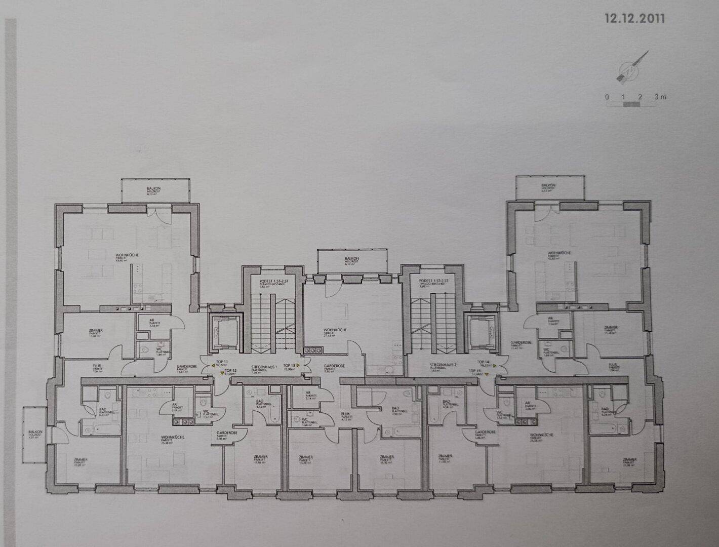Detaillierter Grundriss einer Etage mit mehreren Wohneinheiten und Balkonen.