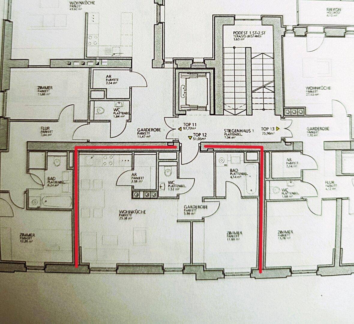 Grundriss einer Wohnung mit roter Markierung, die den Wohnbereich und die Zimmer hervorhebt.