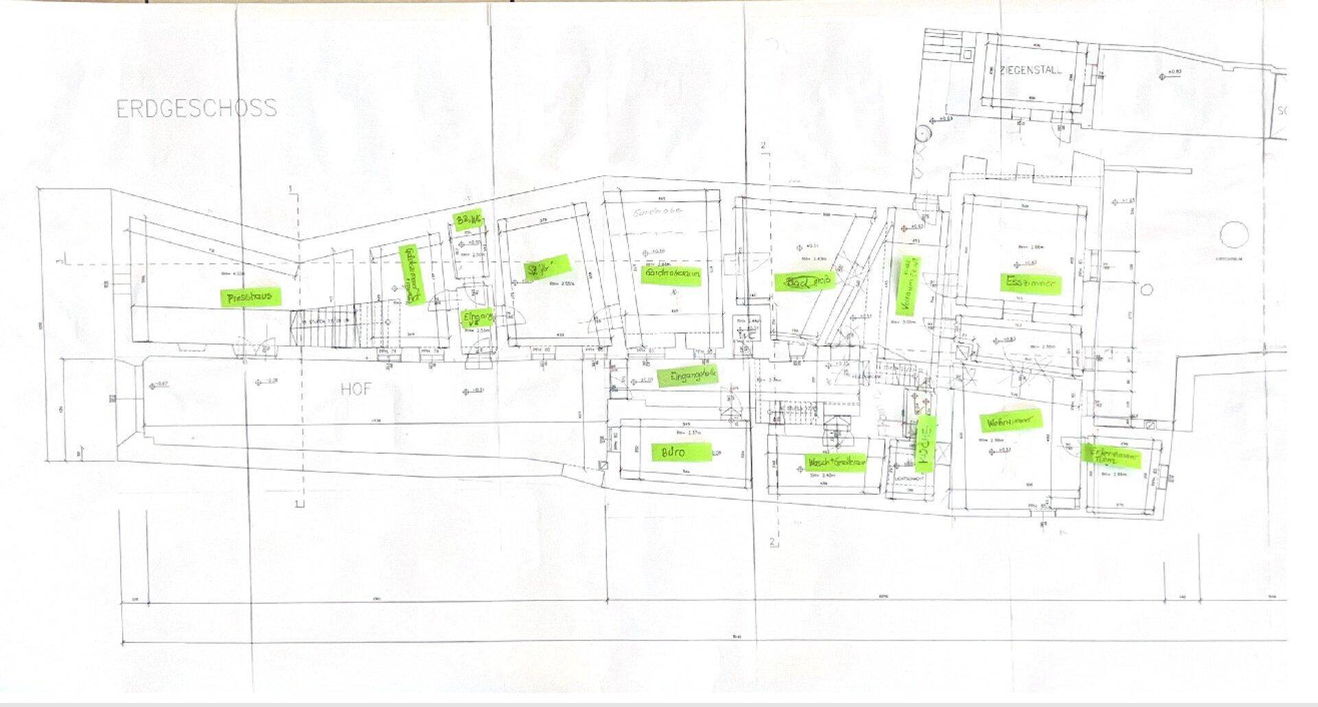 Grundriss des Erdgeschosses mit detaillierter Raumaufteilung und Hofbereich.