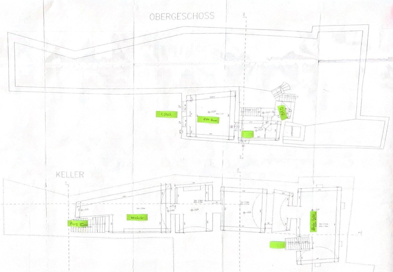 Grundrissplan zeigt das Obergeschoss und den Kellerbereich eines Hauses mit Treppenverbindungen.