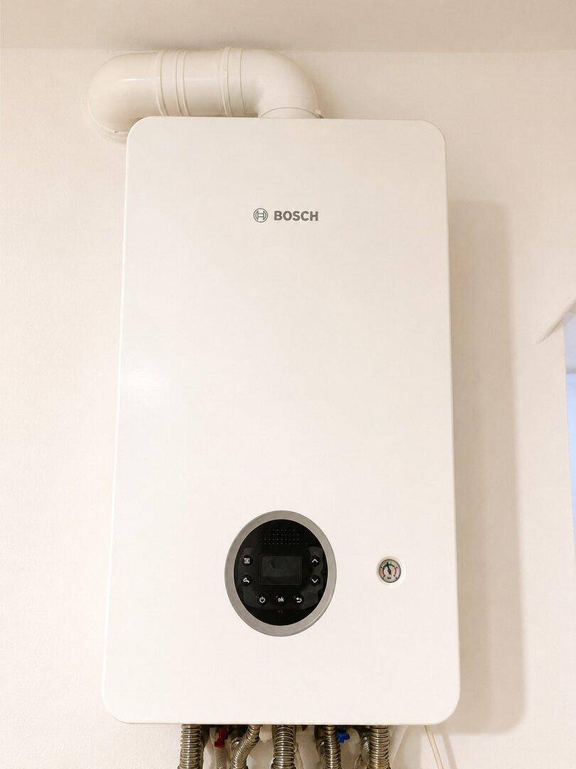 Moderne Bosch Heizungsanlage für effiziente Warmwasserversorgung und Heizung.