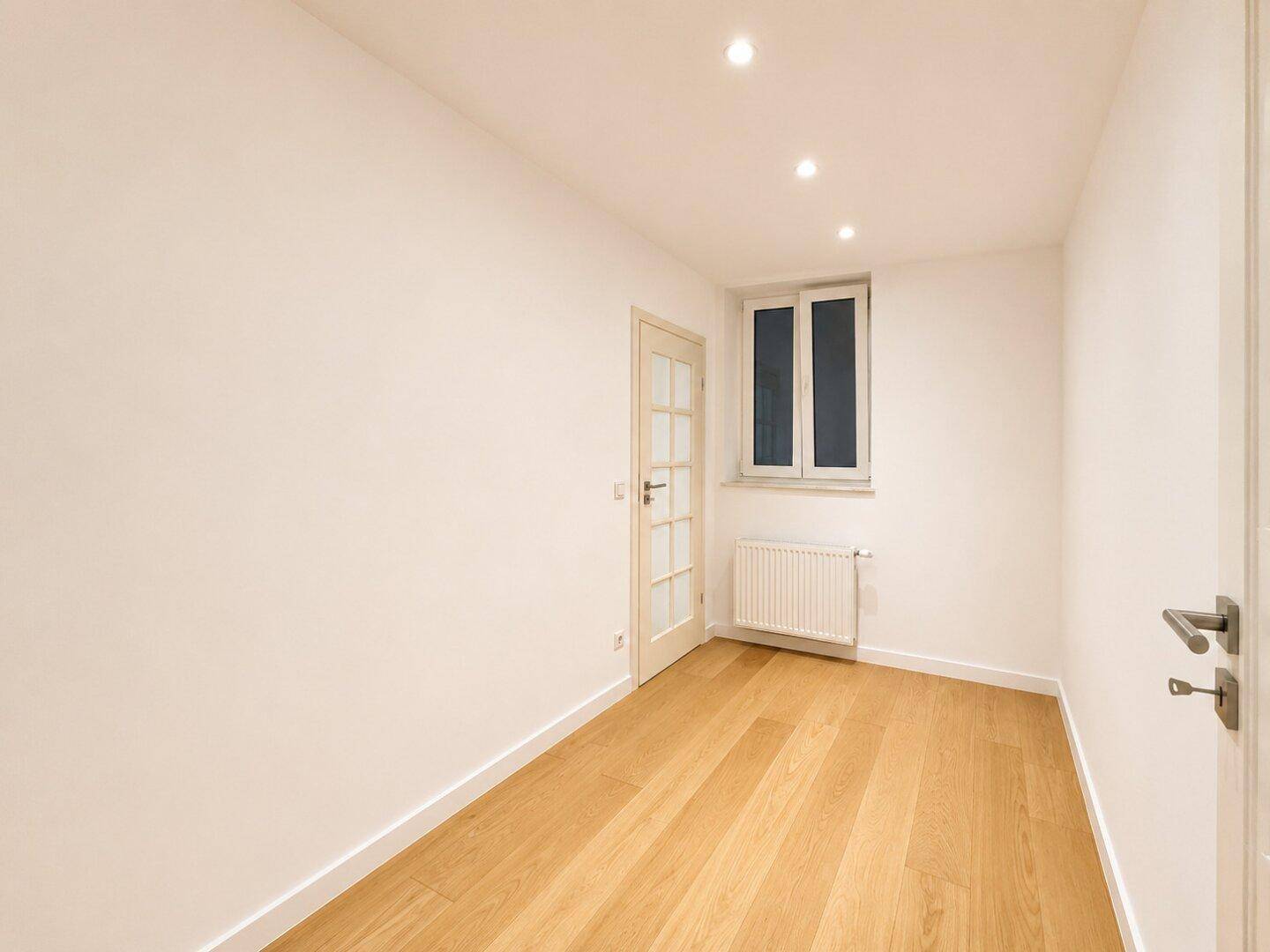 Kleines, helles Zimmer mit Holzboden, Fenster und Einbaustrahlern, vielseitig nutzbar.