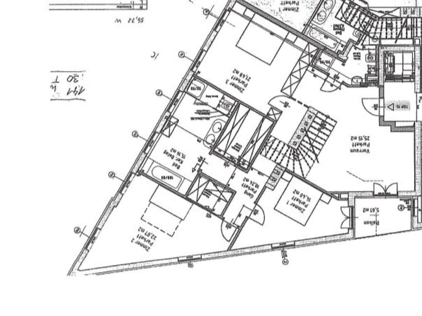 Grundriss des Obergeschosses mit mehreren Zimmern, Bädern und Balkon.