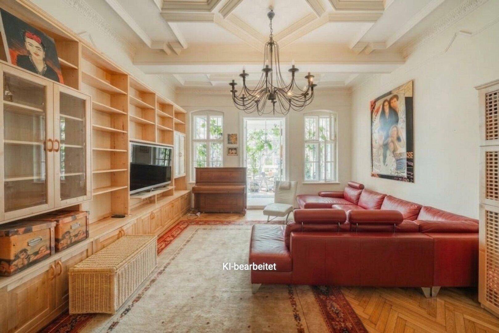 Geräumiges Wohnzimmer mit rotem Sofa, maßgefertigten Holzregalen und Kassettendecke.