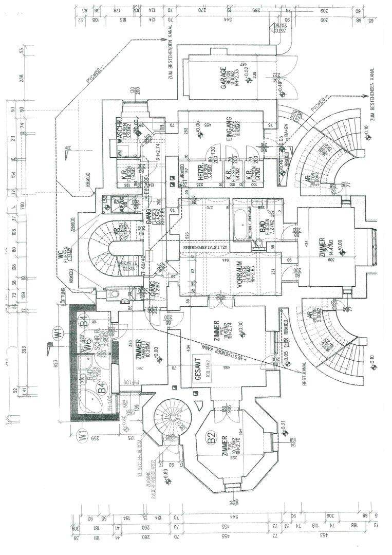 Detaillierter Grundriss des Untergeschosses mit verschiedenen Räumen, Treppen und einer Garage.