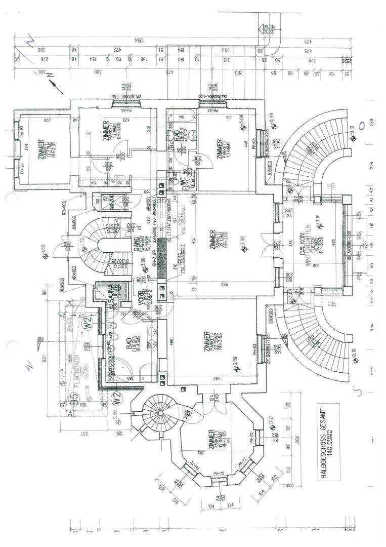 Grundriss eines mittleren Stockwerks mit mehreren Zimmern, Treppen und Zugang zu Balkonen.