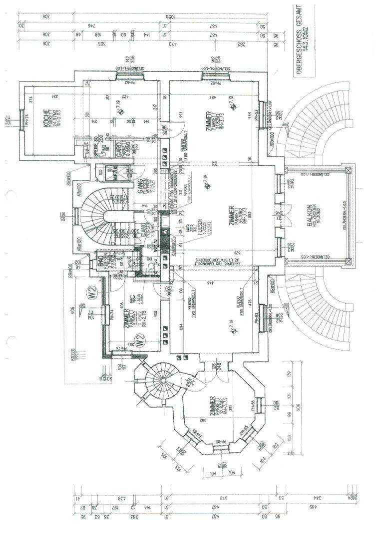 Grundriss des Obergeschosses mit Küche, mehreren Zimmern, Treppen und einem Balkon.