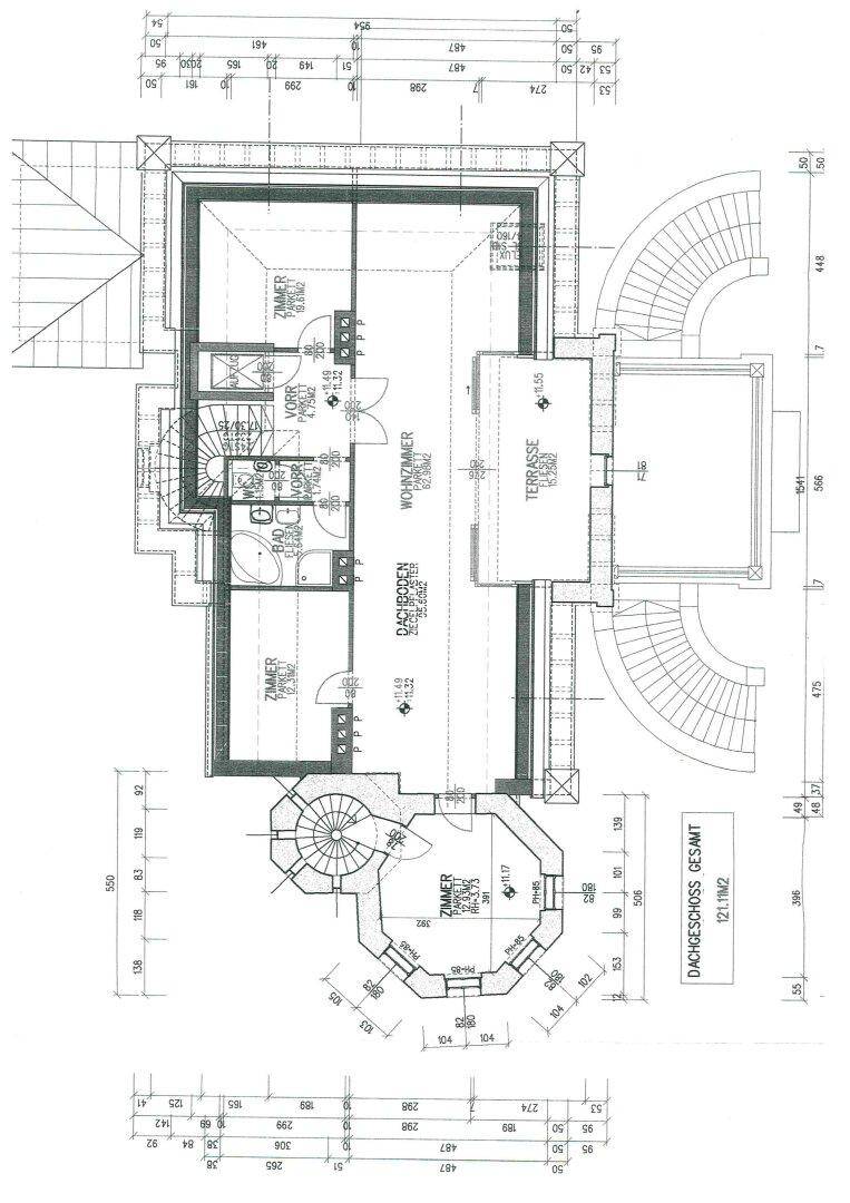 Grundriss des Dachgeschosses mit Wohnzimmer, weiteren Räumen und einer großen Terrasse.