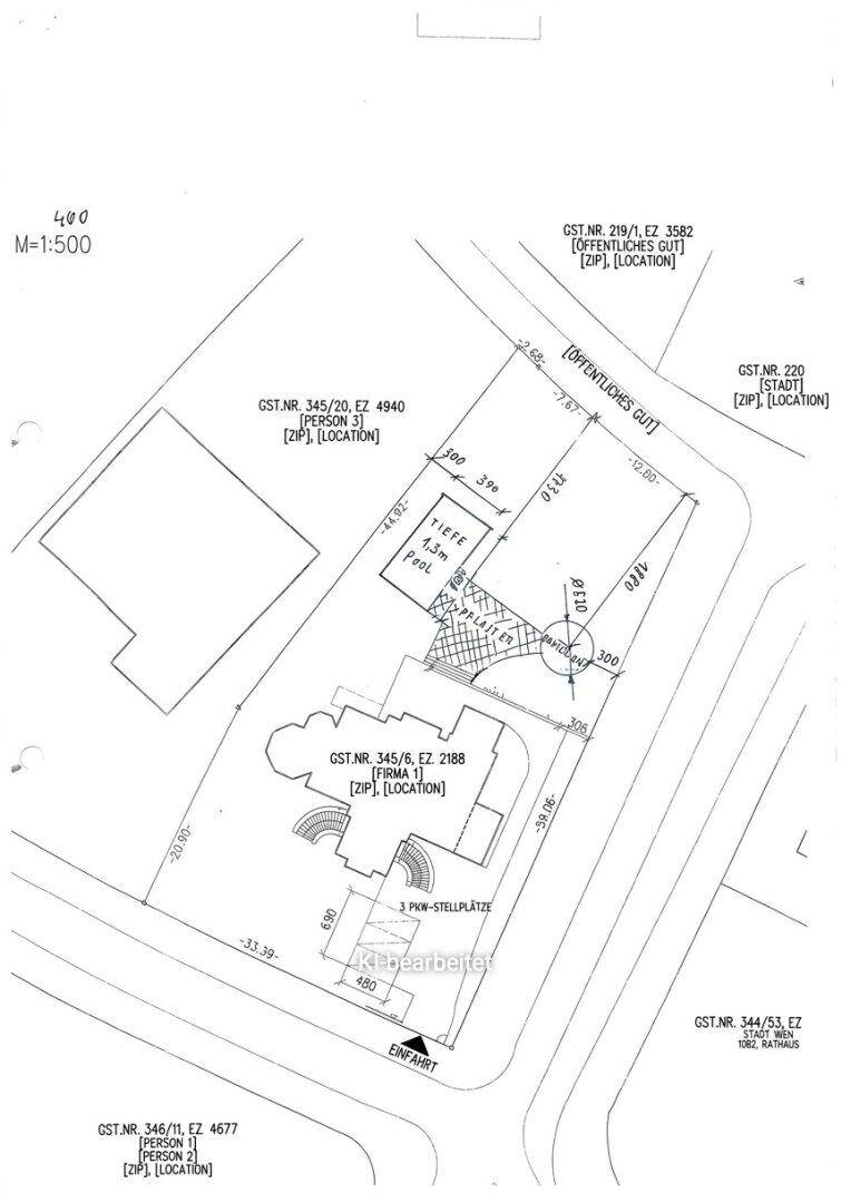 Lageplan des Grundstücks mit Gebäudegrundriss, Pool und Parkplätzen.