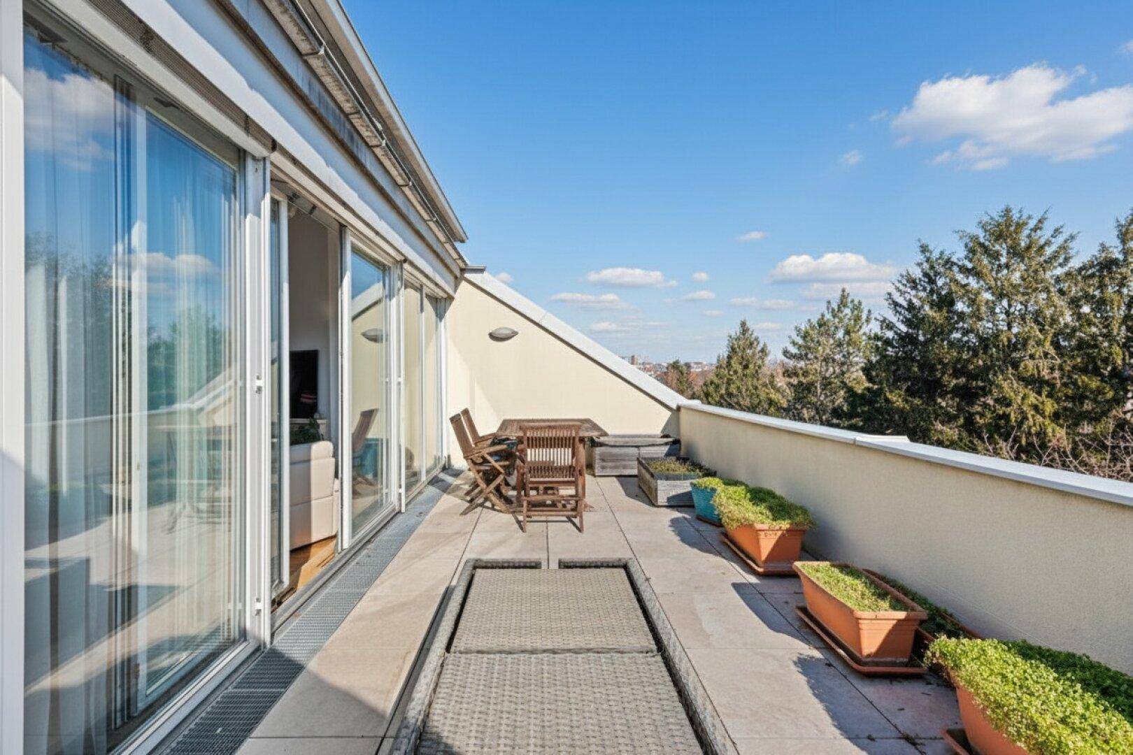 Große Dachterrasse mit Sitzgelegenheiten und weitem Blick über die Umgebung.