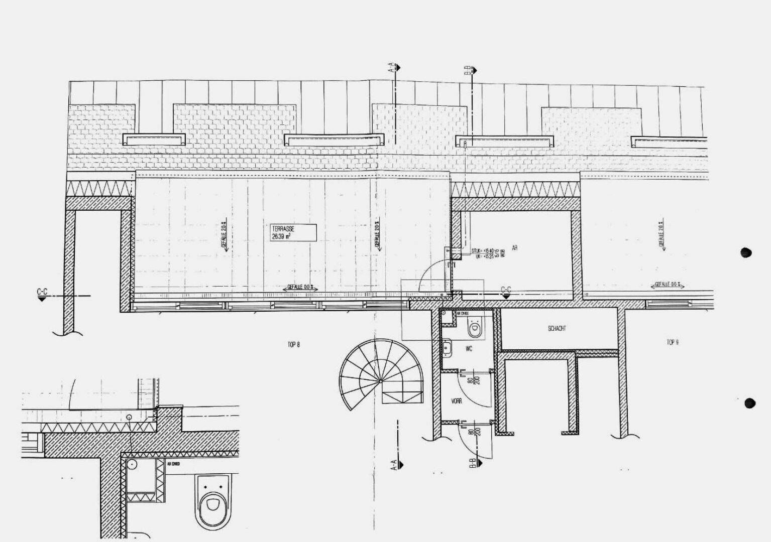 Schnittzeichnung des Gebäudes mit Dachterrasse und internen Treppen, zeigt die Struktur.