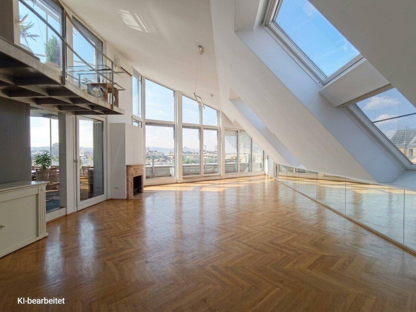 Heller und offener Wohnbereich mit Fischgrätparkett, großen Fenstern, Dachschrägen, Kamin und Stadtblick.