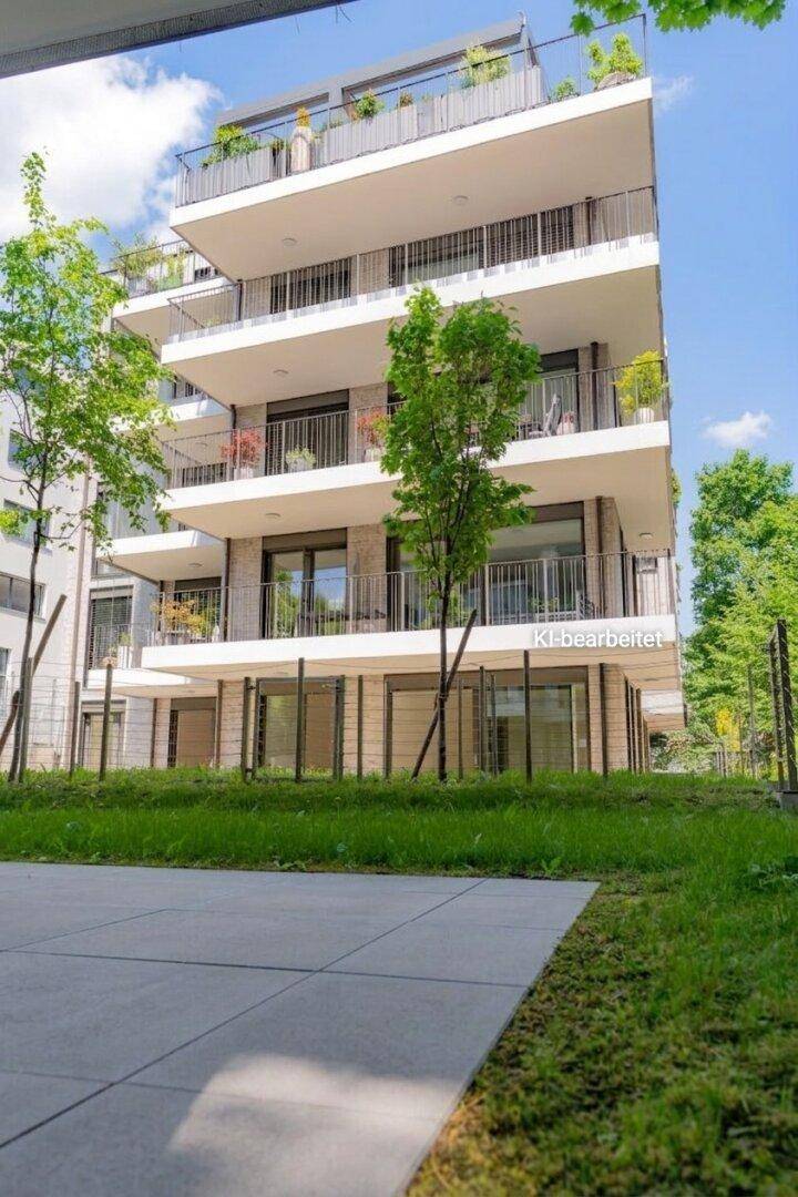 Modernes Mehrfamilienhaus mit mehreren Balkonen und einer Dachterrasse unter blauem Himmel.