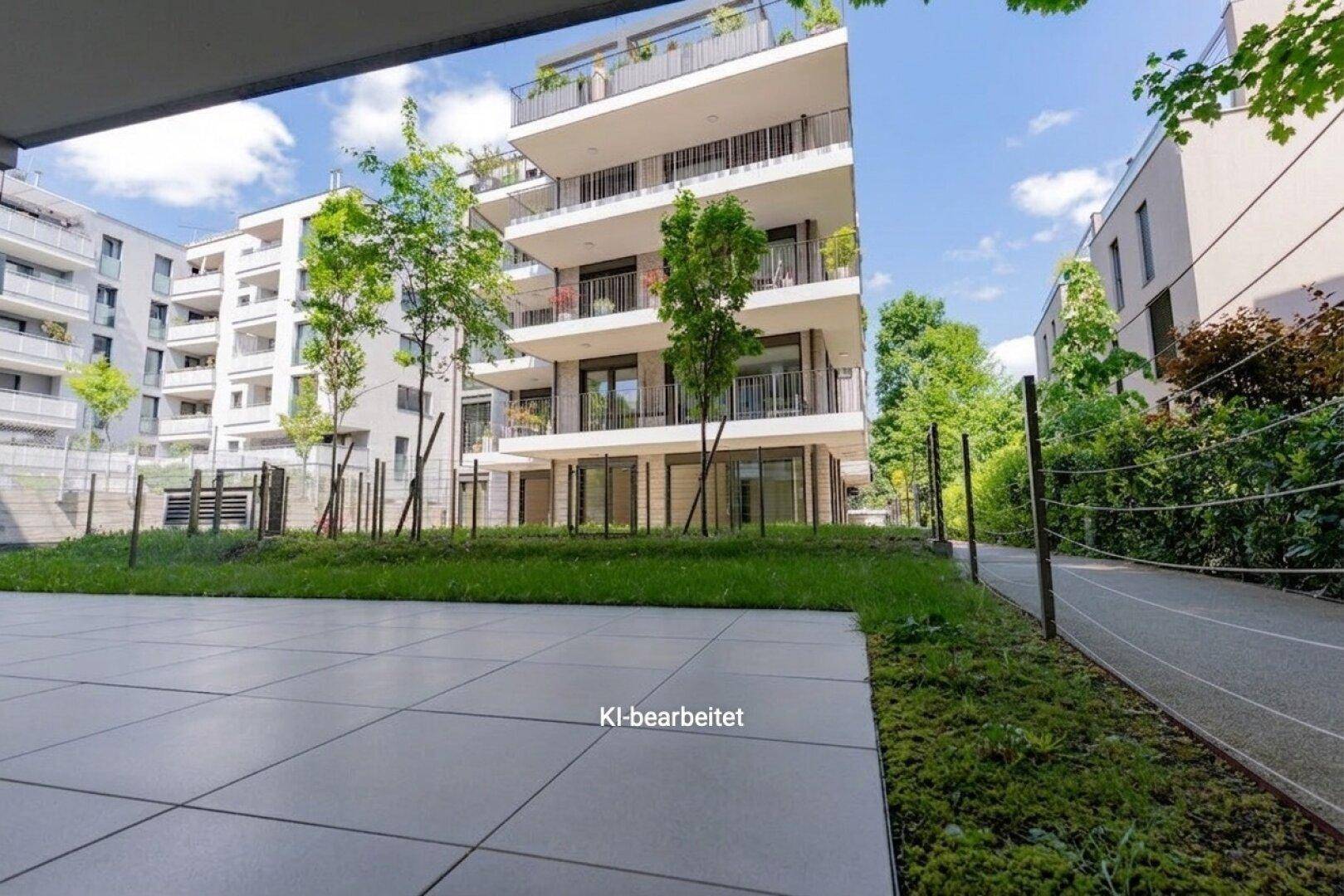 Ansicht eines modernen Wohngebäudes mit Balkonen und gepflegter Außenanlage.