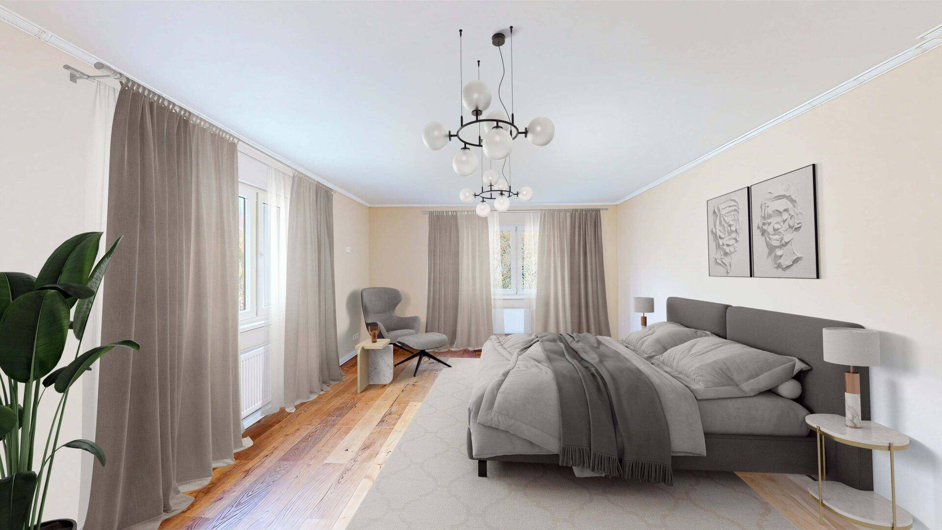 Helles Schlafzimmer mit großem Bett, Holzfußboden und Vorhängen an den Fenstern.