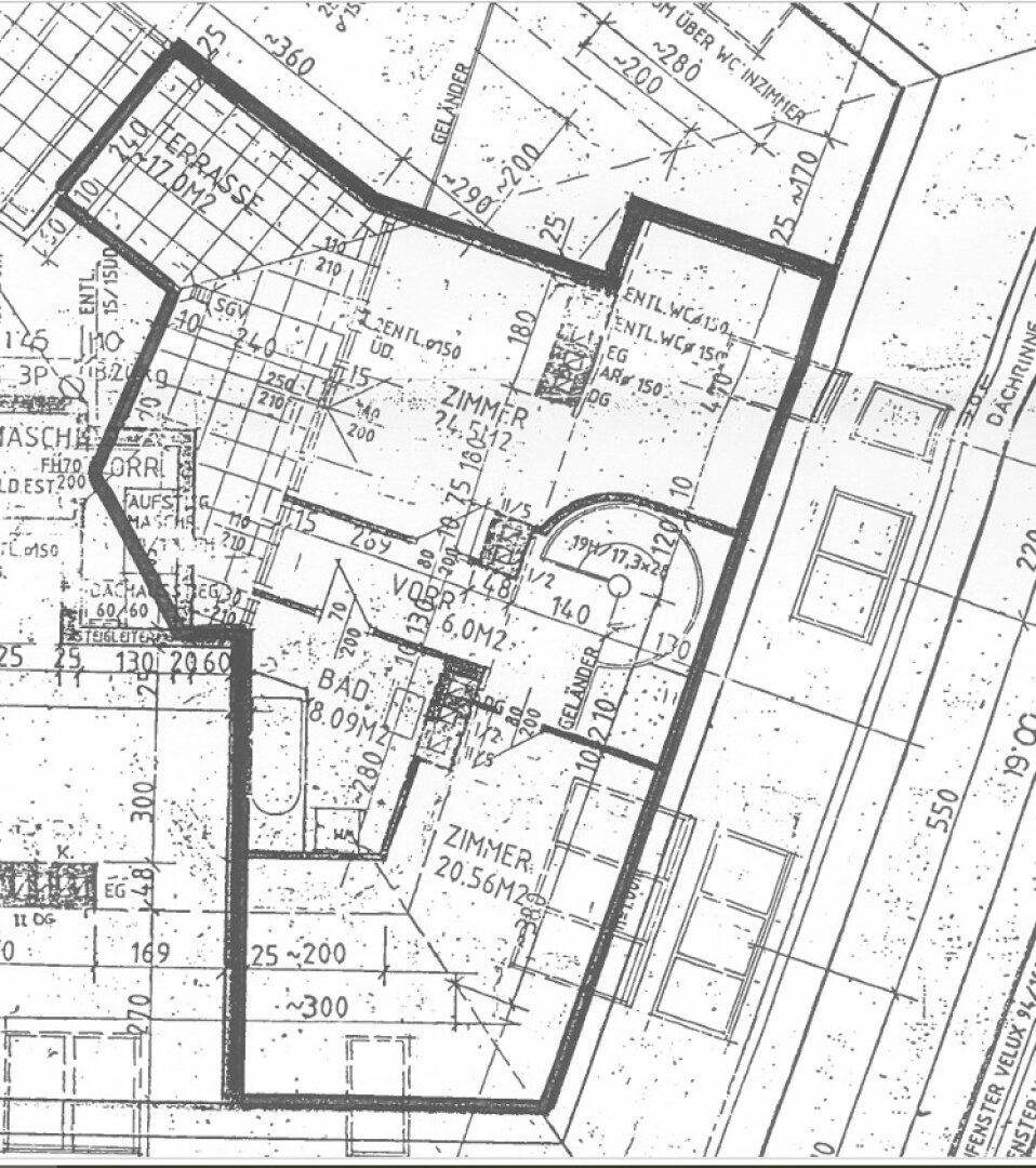 Grundrissplan des Dachgeschosses mit mehreren Zimmern, Bad, separatem WC und großer Terrasse.