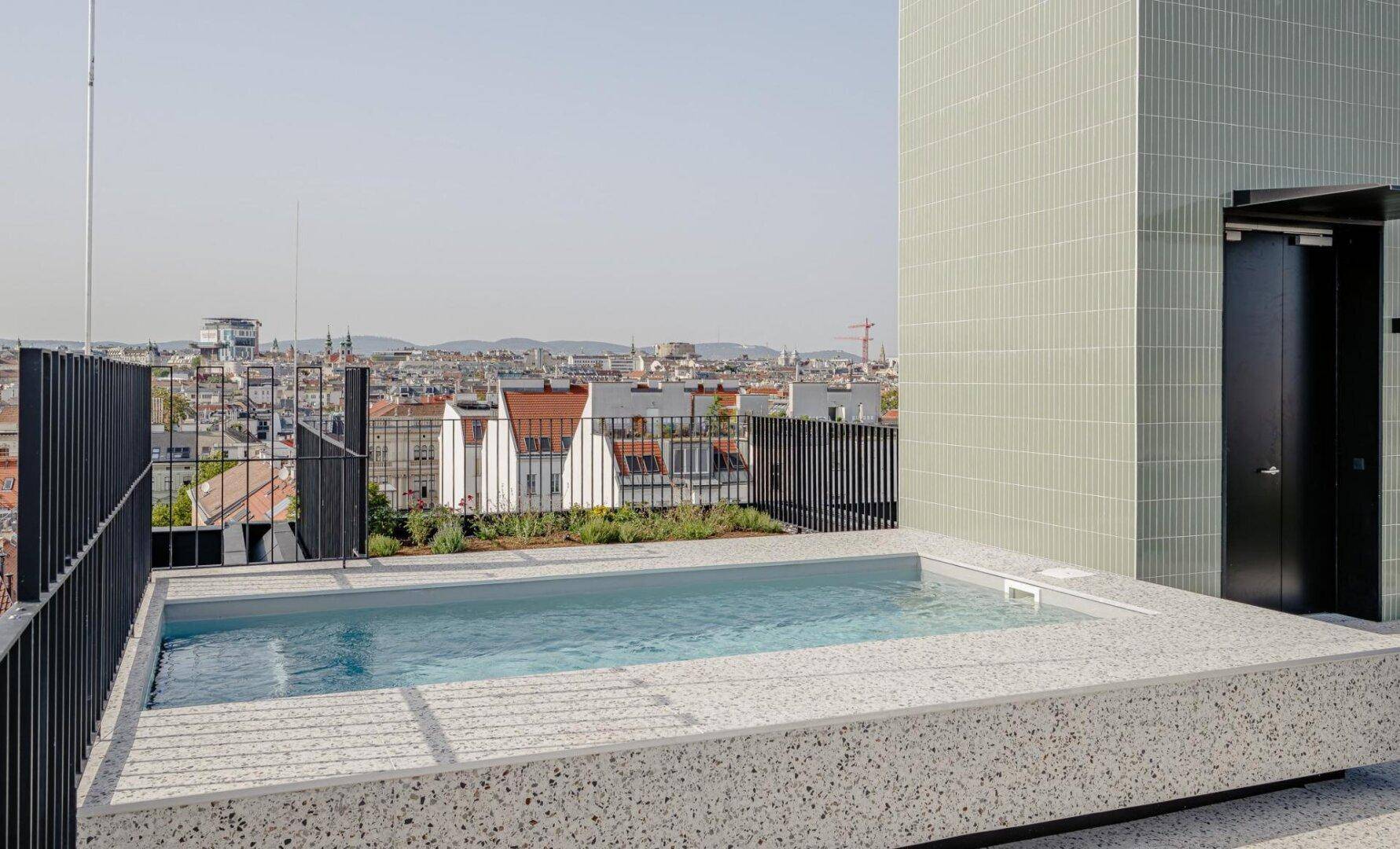 Dachterrasse mit integriertem Pool und weitem Blick über die Stadt.