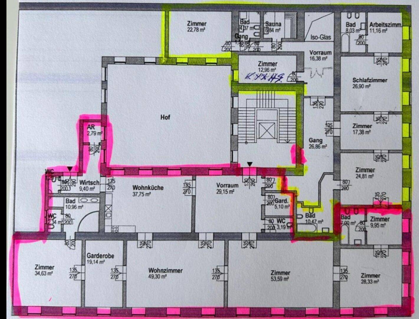 Grundriss einer großzügigen Wohnung mit vielen Zimmern, Hofzugang, Sauna und mehreren Bädern.