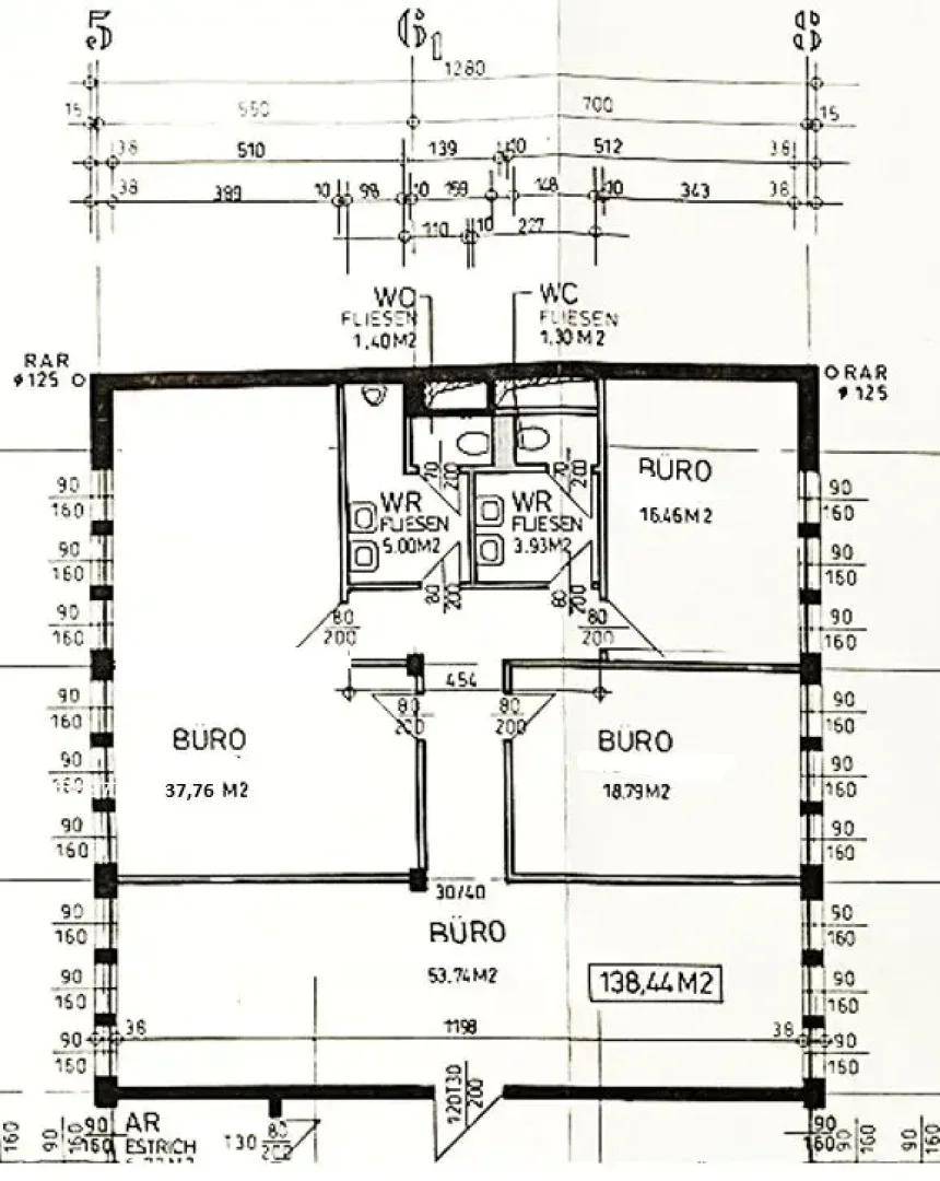 Detaillierter Grundriss mit mehreren Büroräumen, Toiletten und Flächenangaben.
