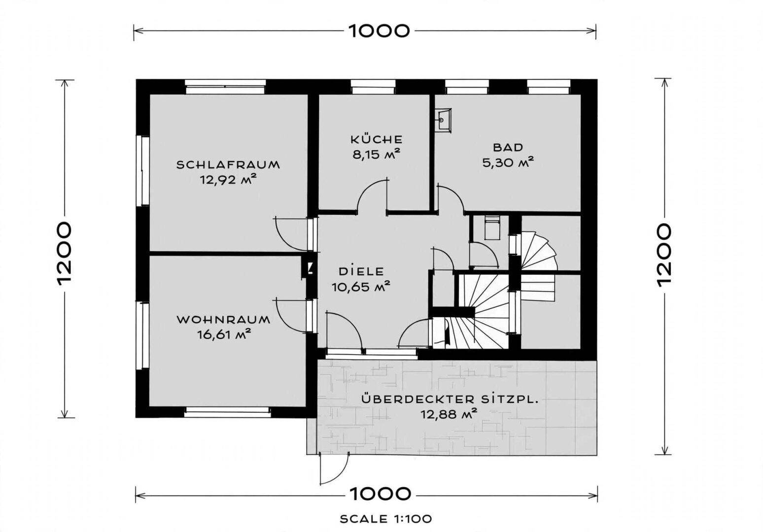 Grundriss des Erdgeschosses mit Schlafzimmer, Wohnraum, Küche und überdachtem Sitzplatz.