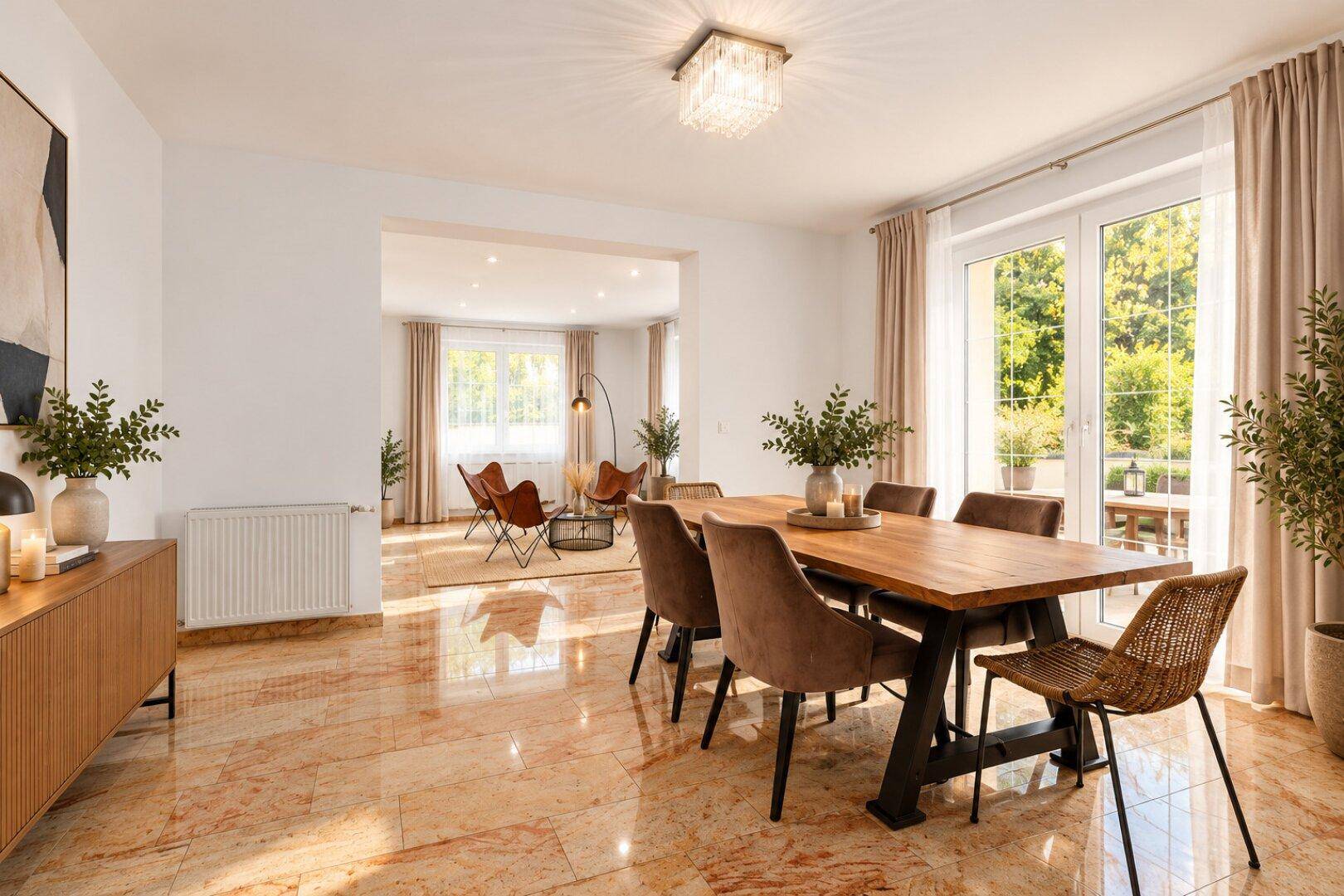 Eleganter Essbereich mit Holztisch, bequemen Stühlen und Zugang zum Wohnzimmer und zur Terrasse.