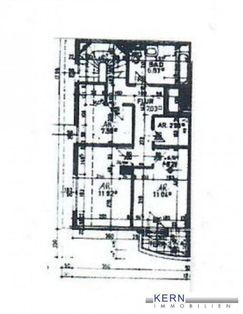 Detaillierter Grundriss einer weiteren Etage mit mehreren Zimmern und einem Badezimmer.