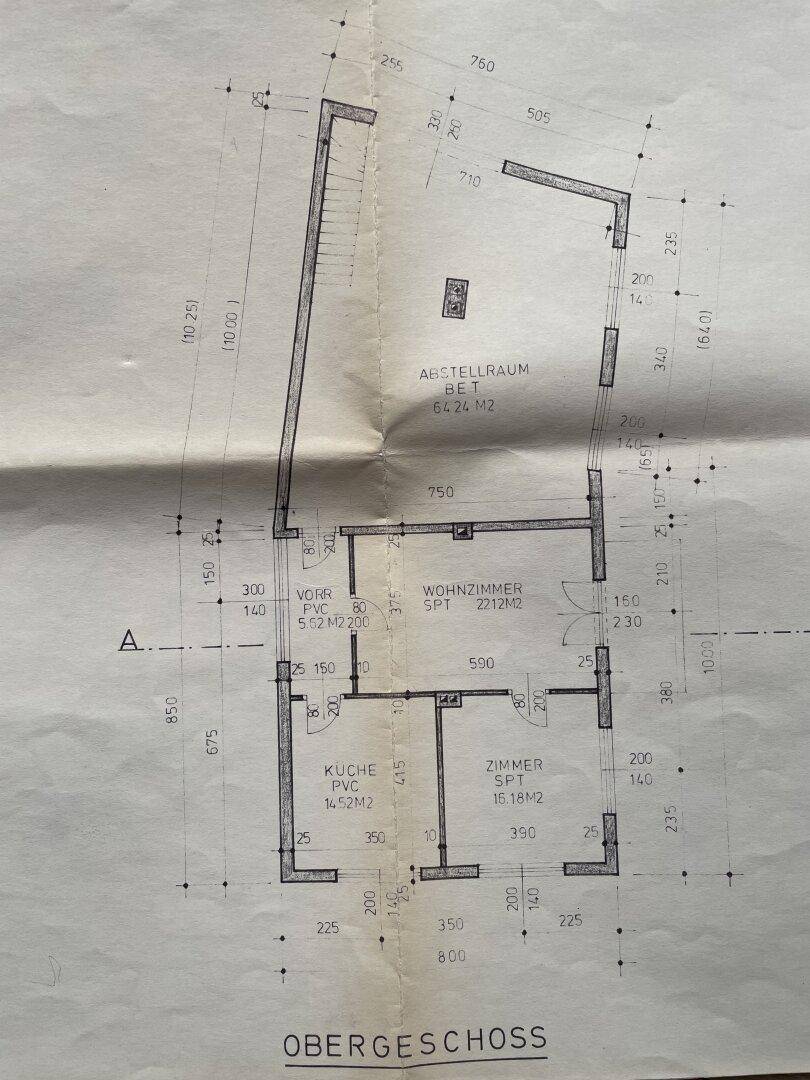 Grundriss des Obergeschosses mit Wohnzimmer, Küche und Abstellraum.
