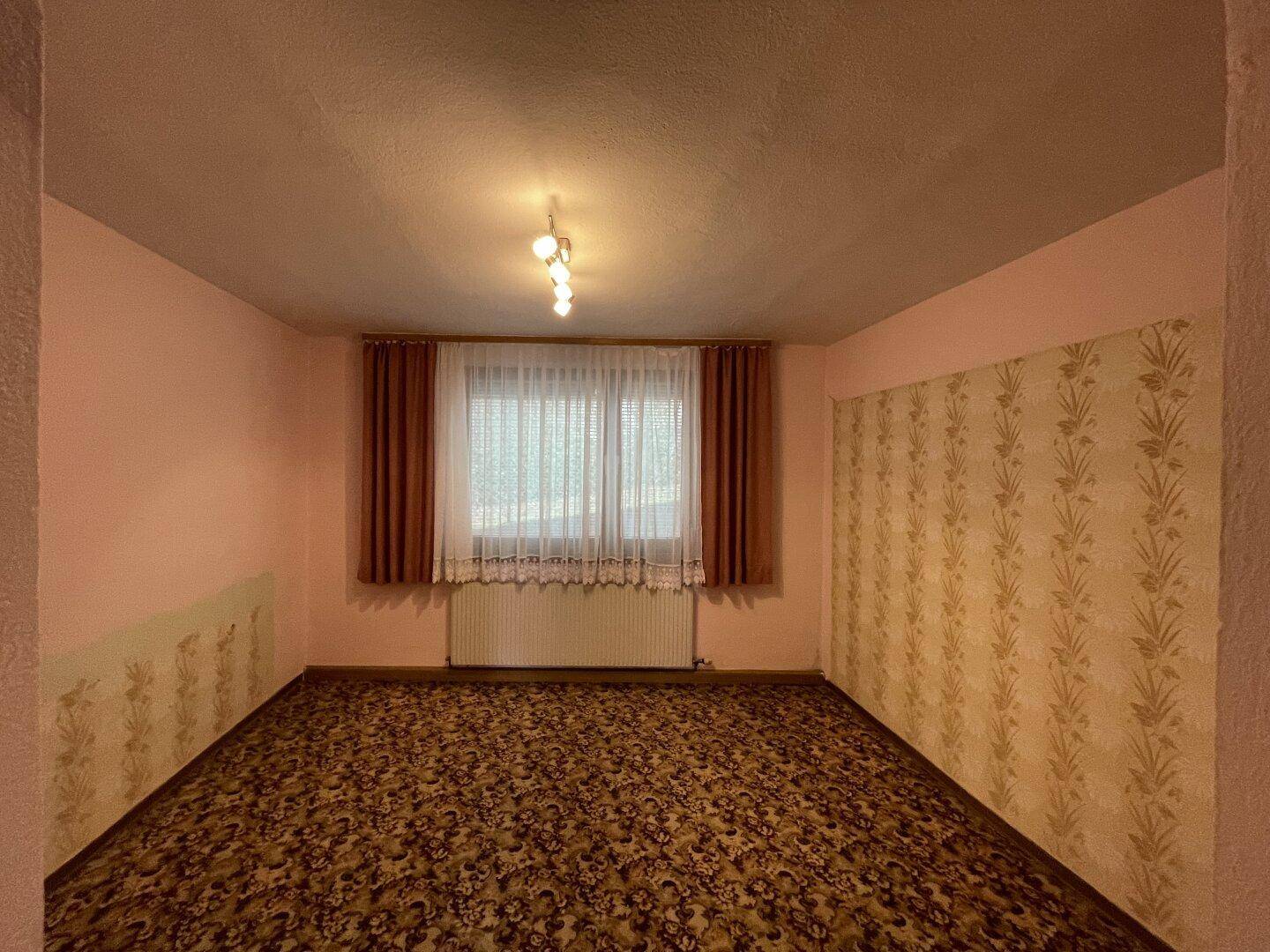 RESERVIERT!! -- GROSSES EINFAMILIEN-HAUS MIT AUSBAU-MÖGLICHKEIT -- NEBENGEBÄUDE -- GROSSER INNENHOF -- RUHELAGE! - Mehr