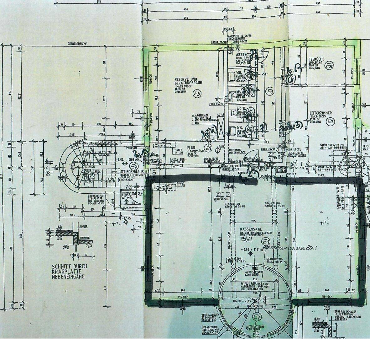 Detaillierter Grundriss mit verschiedenen Räumen, Treppenhaus und Außenbereich.