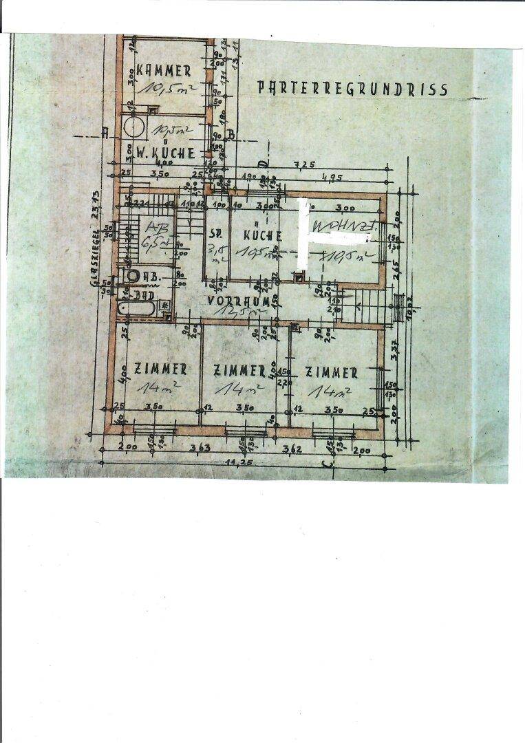 Historischer Grundriss des Erdgeschosses mit Zimmern und Küche.