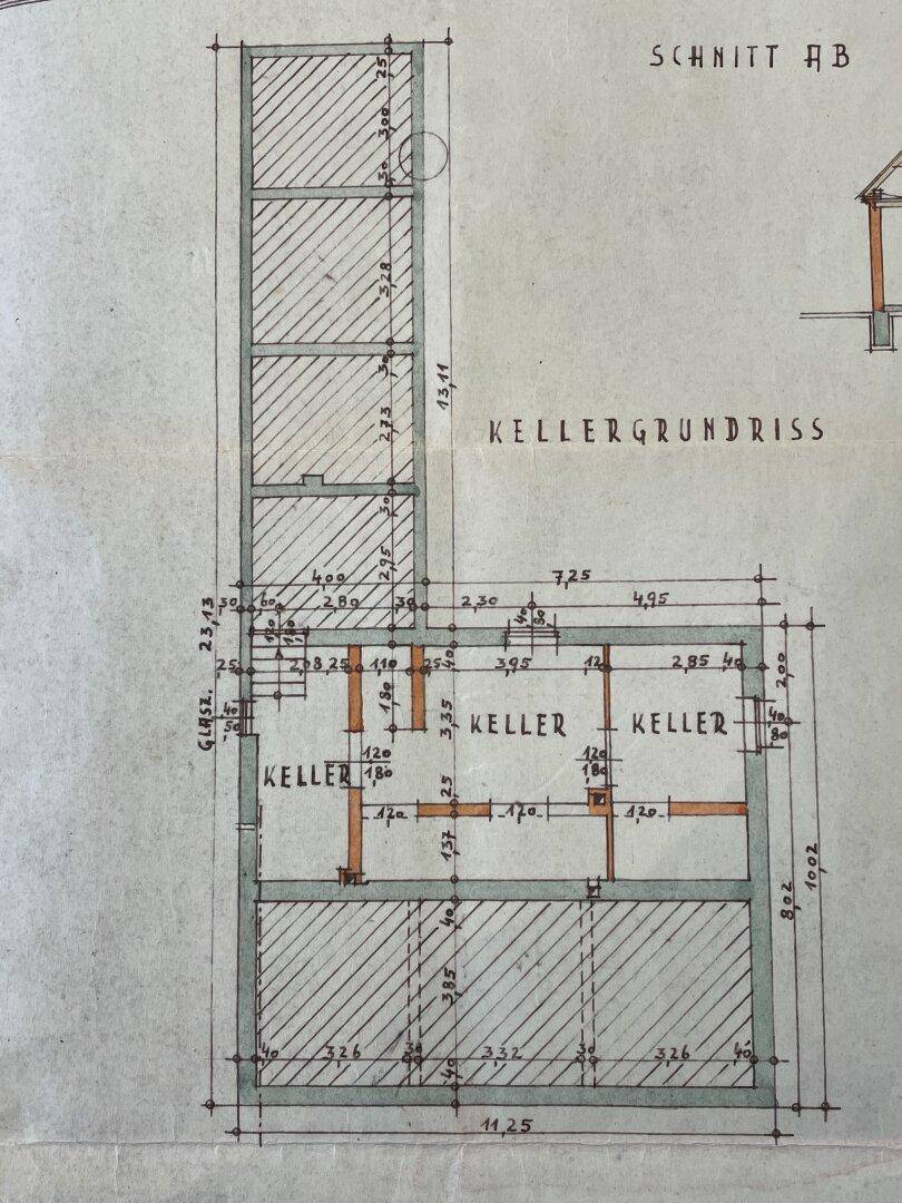 Historischer Kellergrundriss mit mehreren Kellerräumen.