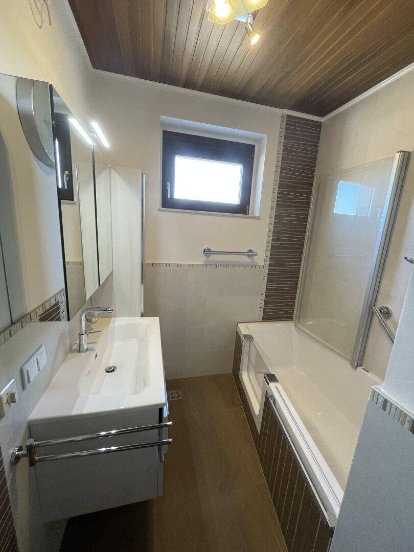 TOP-GEPFLEGTES EINFAMILIEN-HAUS MIT BEZAUBERNDEM ZIERGARTEN - GARAGE/WERKSTATT - ROHDACHBODEN - SAUNA! - Więcej