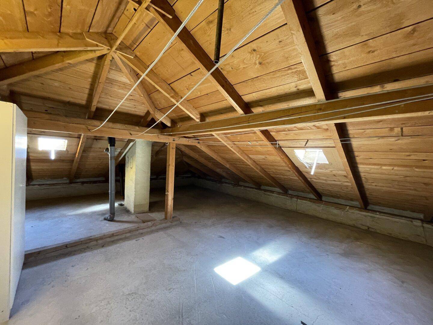 Unausgebauter Dachboden mit sichtbaren Holzbalken und viel Potenzial.