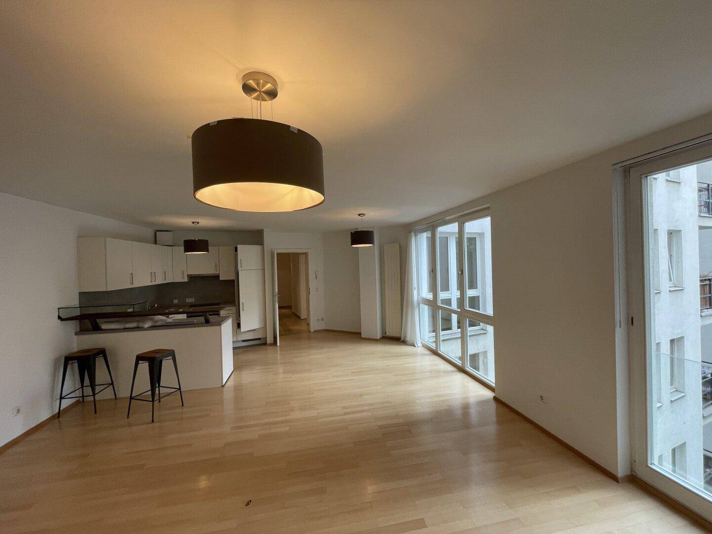 MODERNE 2-ZIMMER-WOHNUNG BEIM SCHWARZENBERGPLATZ -- ALLGEMEINE DACHTERRASSE MIT PANORAMABLICK! – pohled 2