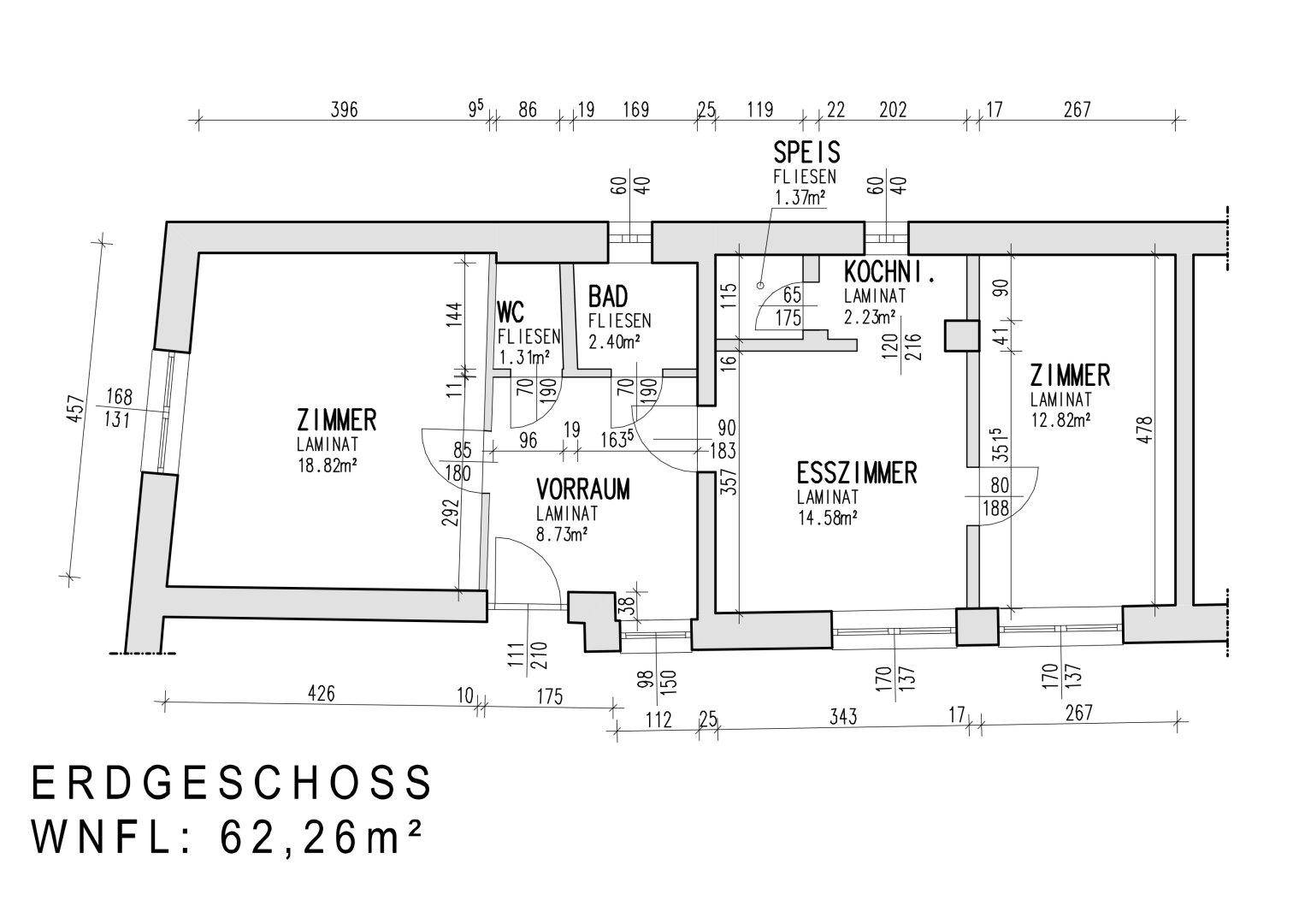 Detaillierter Grundriss des Erdgeschosses mit Zimmern, Küche, Bad und WC.