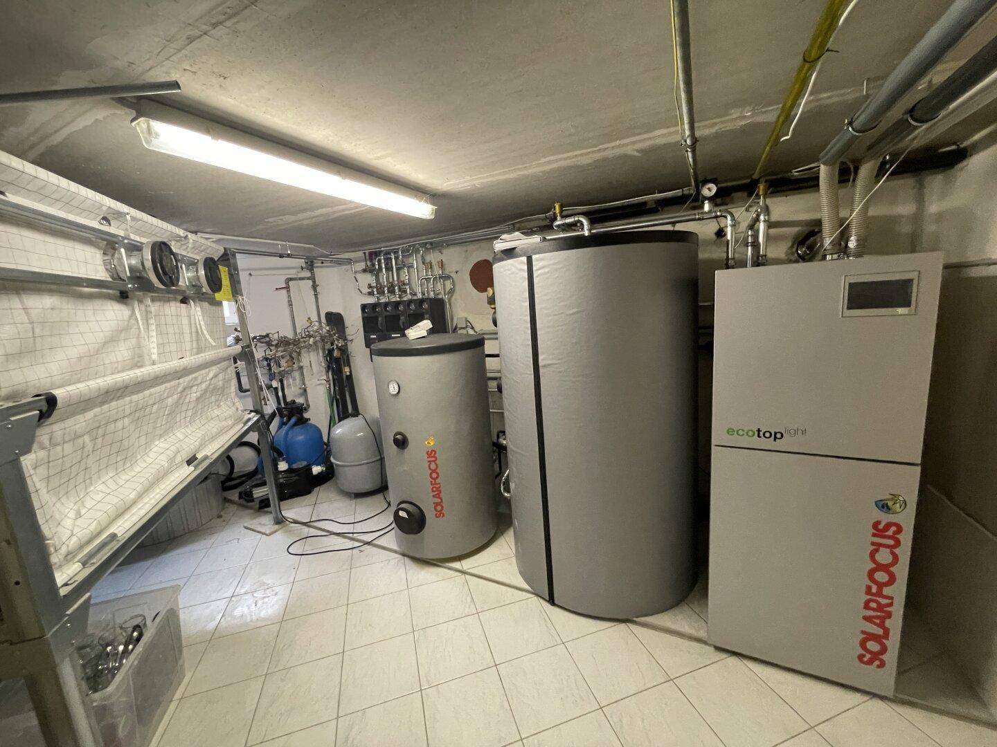 Technikraum mit moderner Heizungsanlage und Warmwasserspeichern, gut organisiert und gepflegt.