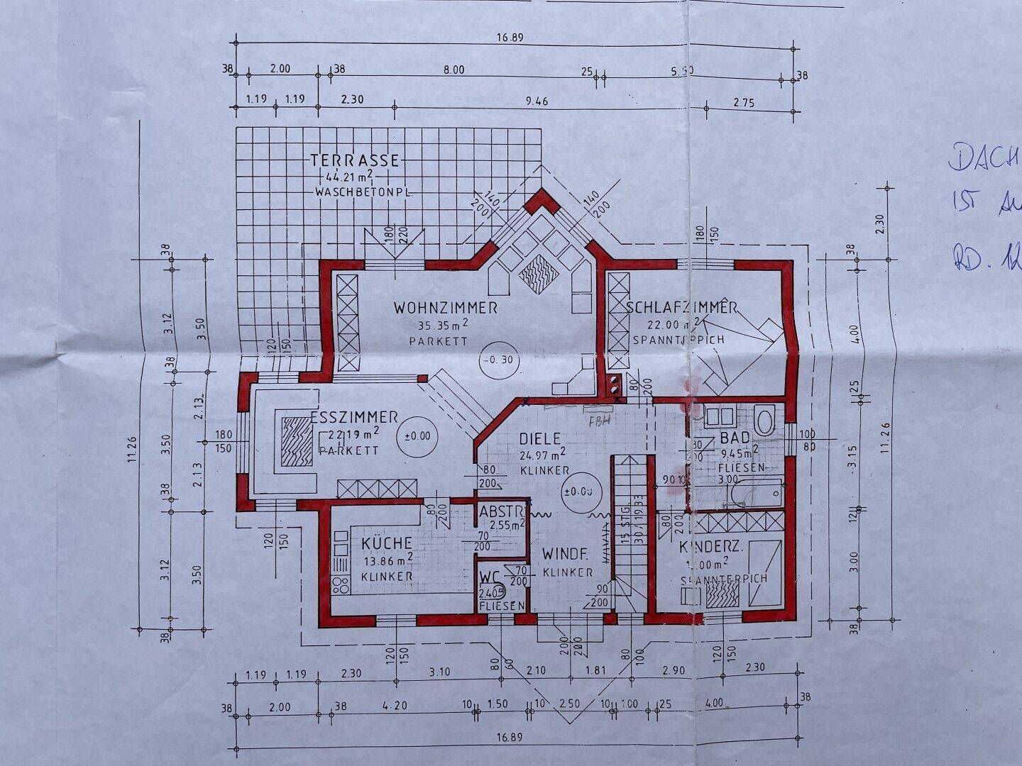 Grundriss des Erdgeschosses mit Wohnzimmer, Esszimmer, Küche und Terrasse.