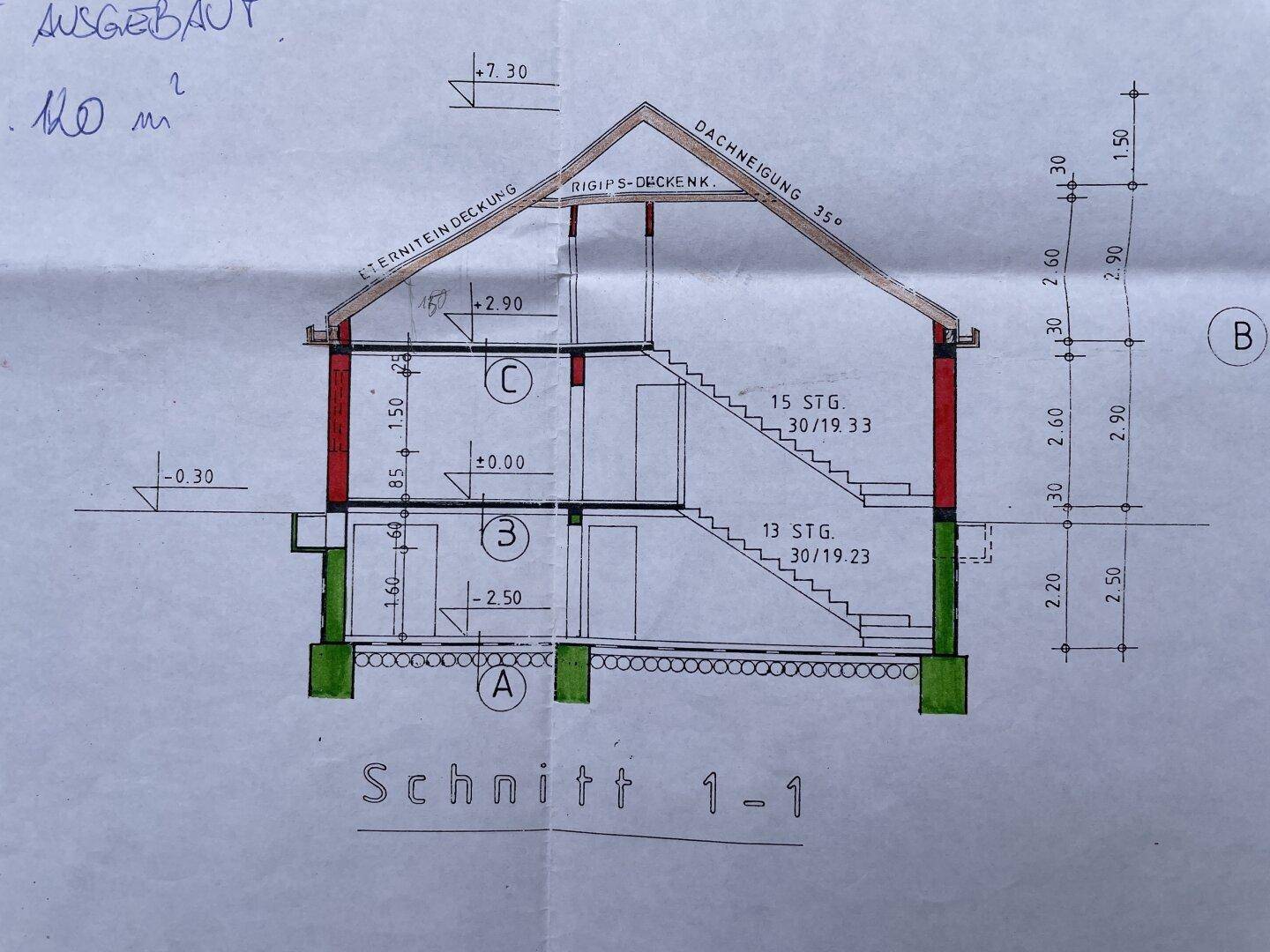 Schnittansicht des Gebäudes zeigt die Geschosse und Dachneigung.