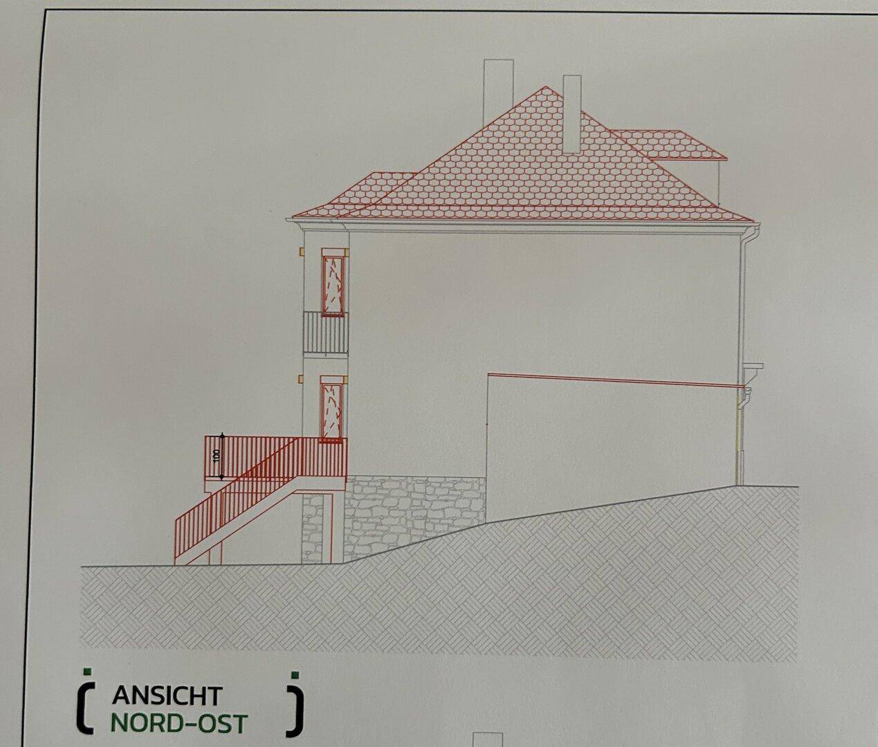 Architektonische Ansicht des Gebäudes von Nord-Ost mit Balkon und Terrasse.