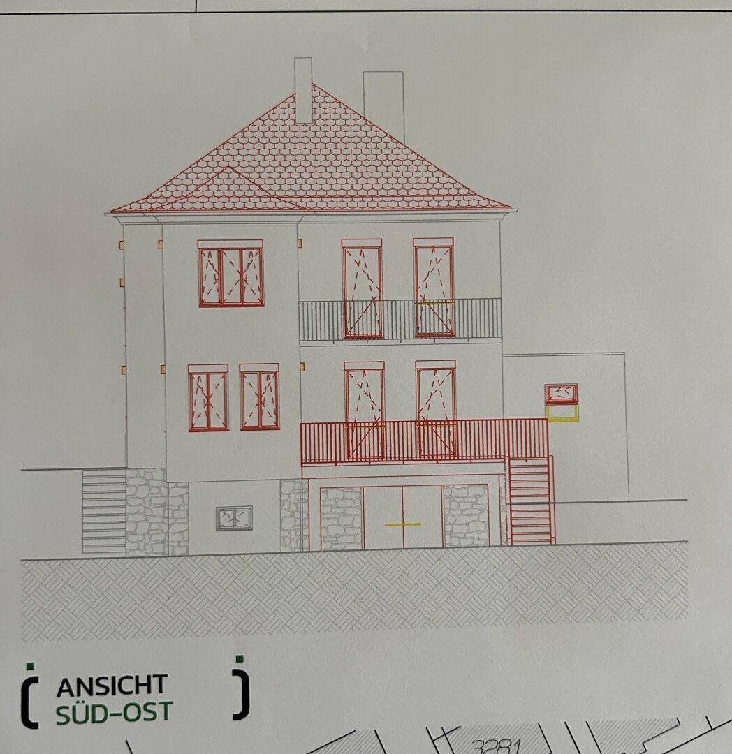 Architektonische Ansicht des Hauses von Süd-Ost mit Balkonen und Fenstern.