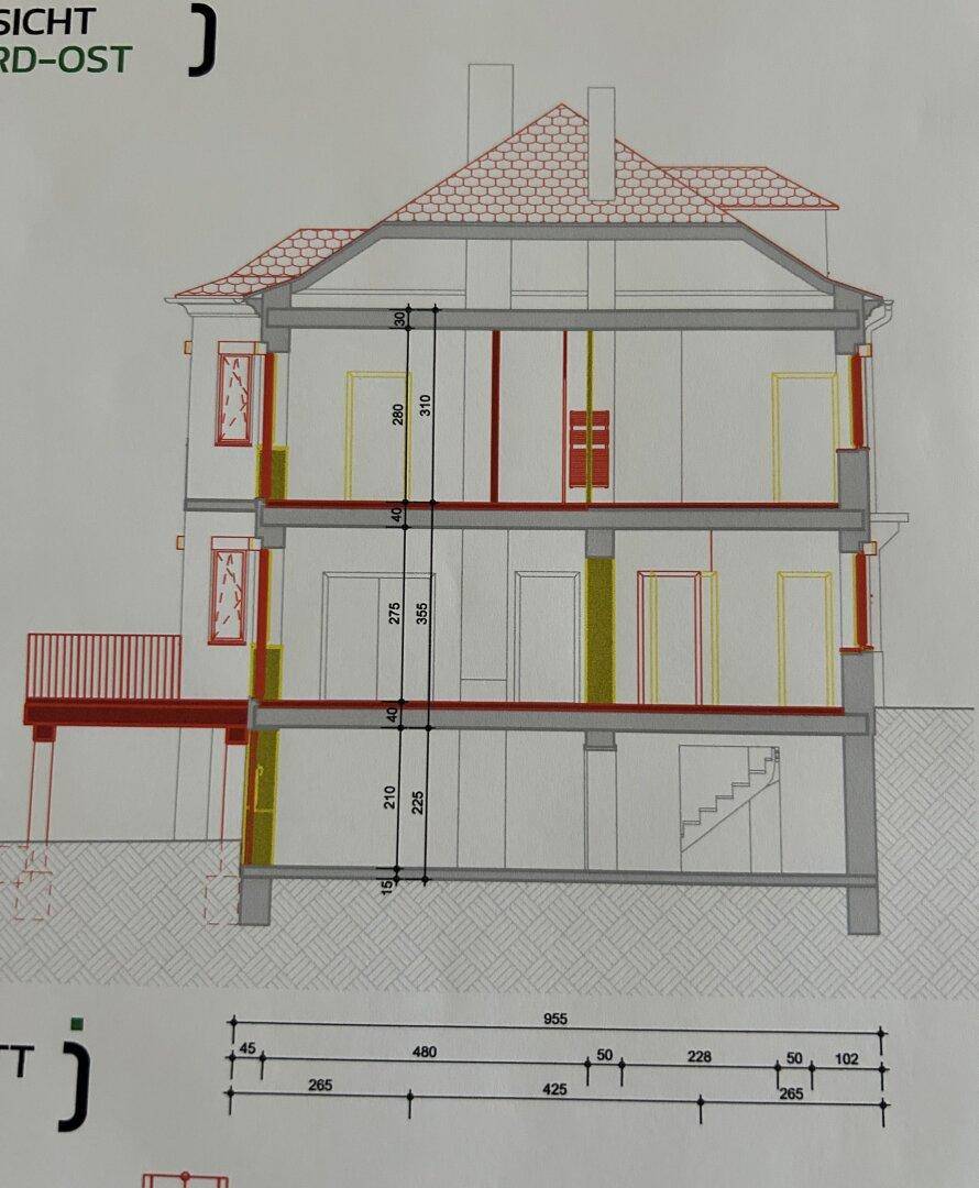 Architektonischer Schnitt durch das Gebäude mit mehreren Etagen und Keller.