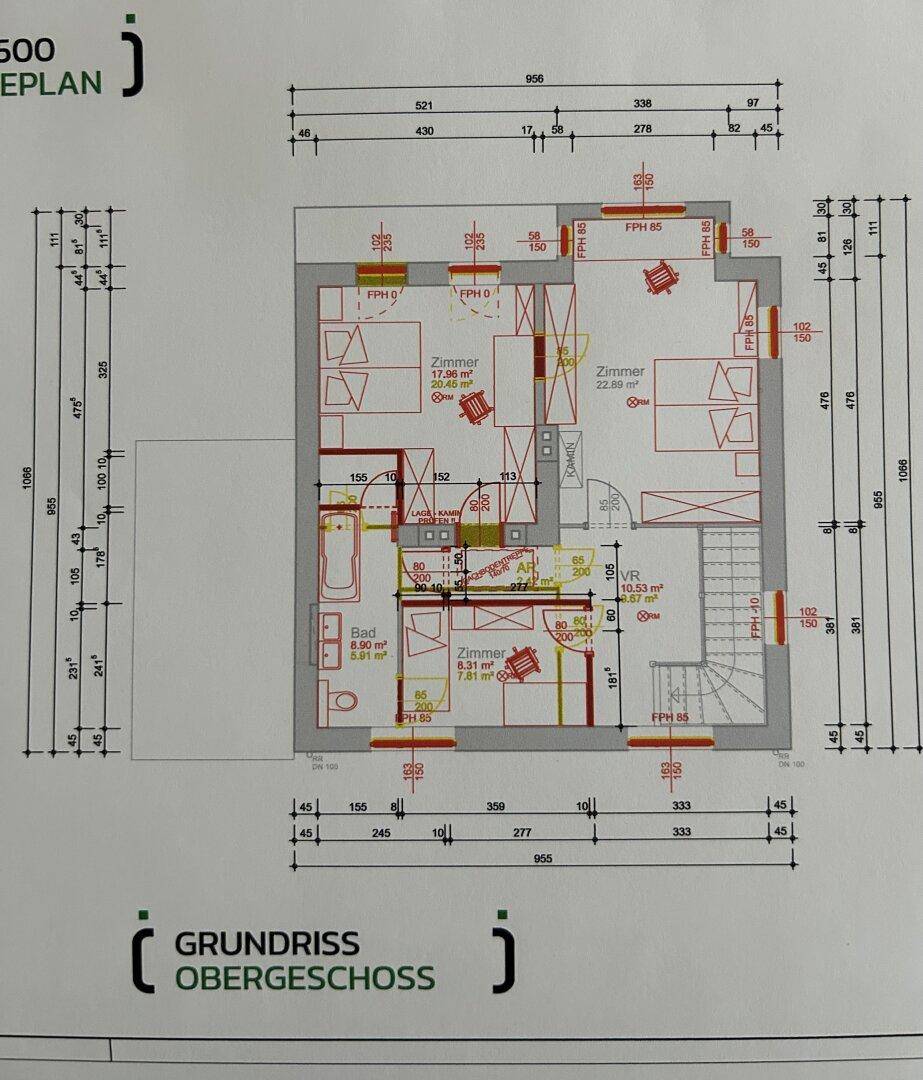 Grundriss des Obergeschosses mit mehreren Zimmern, einem Badezimmer und einem Flur.
