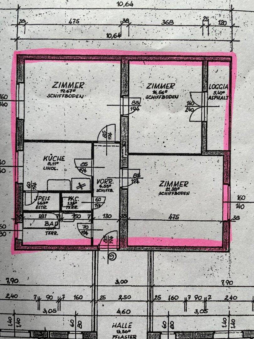 Handgezeichneter Grundriss einer Wohnung mit mehreren Zimmern, Küche, Bad und Loggia.