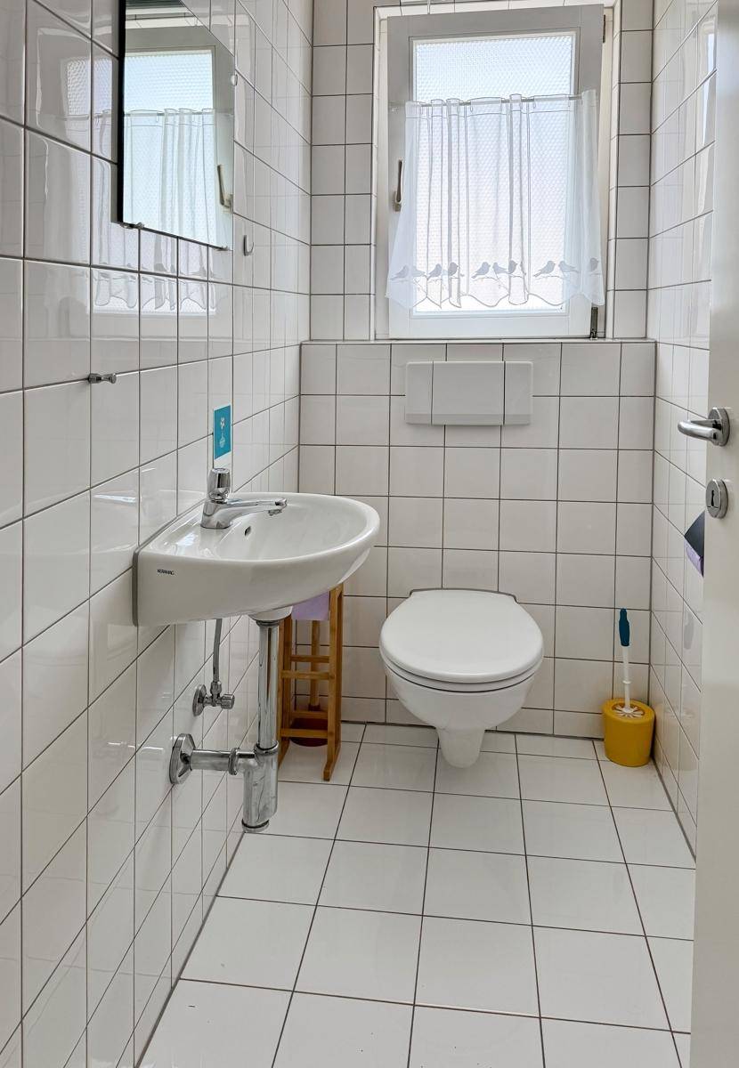 separates WC