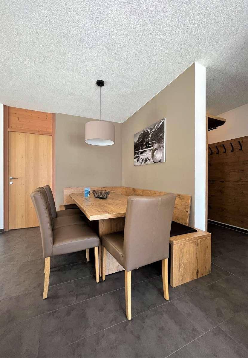 Heller Essbereich mit Holztisch, Eckbank und bequemen Stühlen.