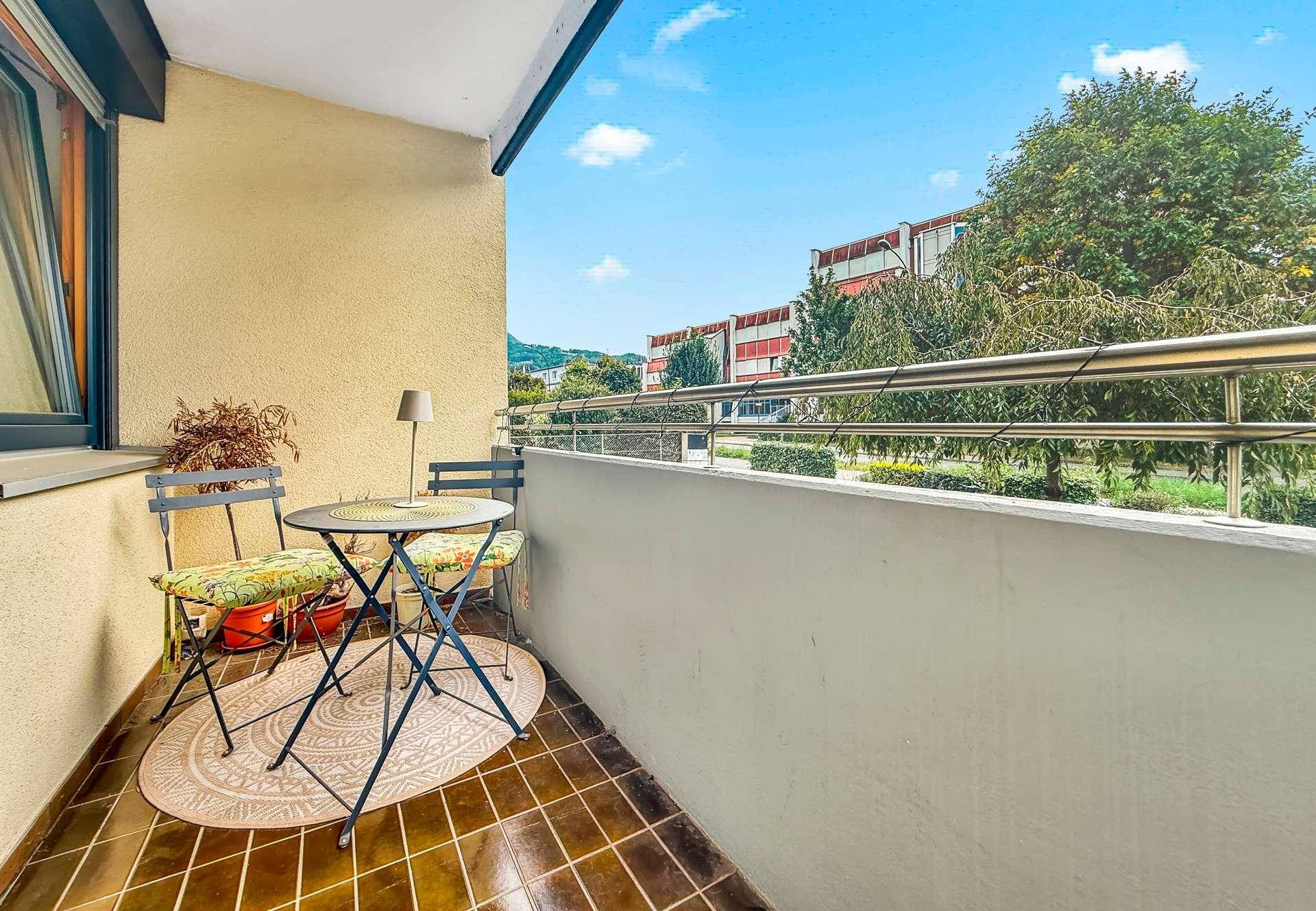 Balkon mit kleinem Tisch und Stühlen, ideal für entspannte Stunden im Freien.
