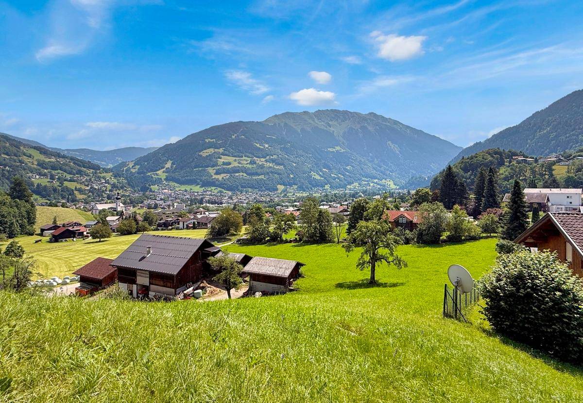 Panoramablick über eine ländliche Siedlung mit Häusern und einem Dorf im Tal.