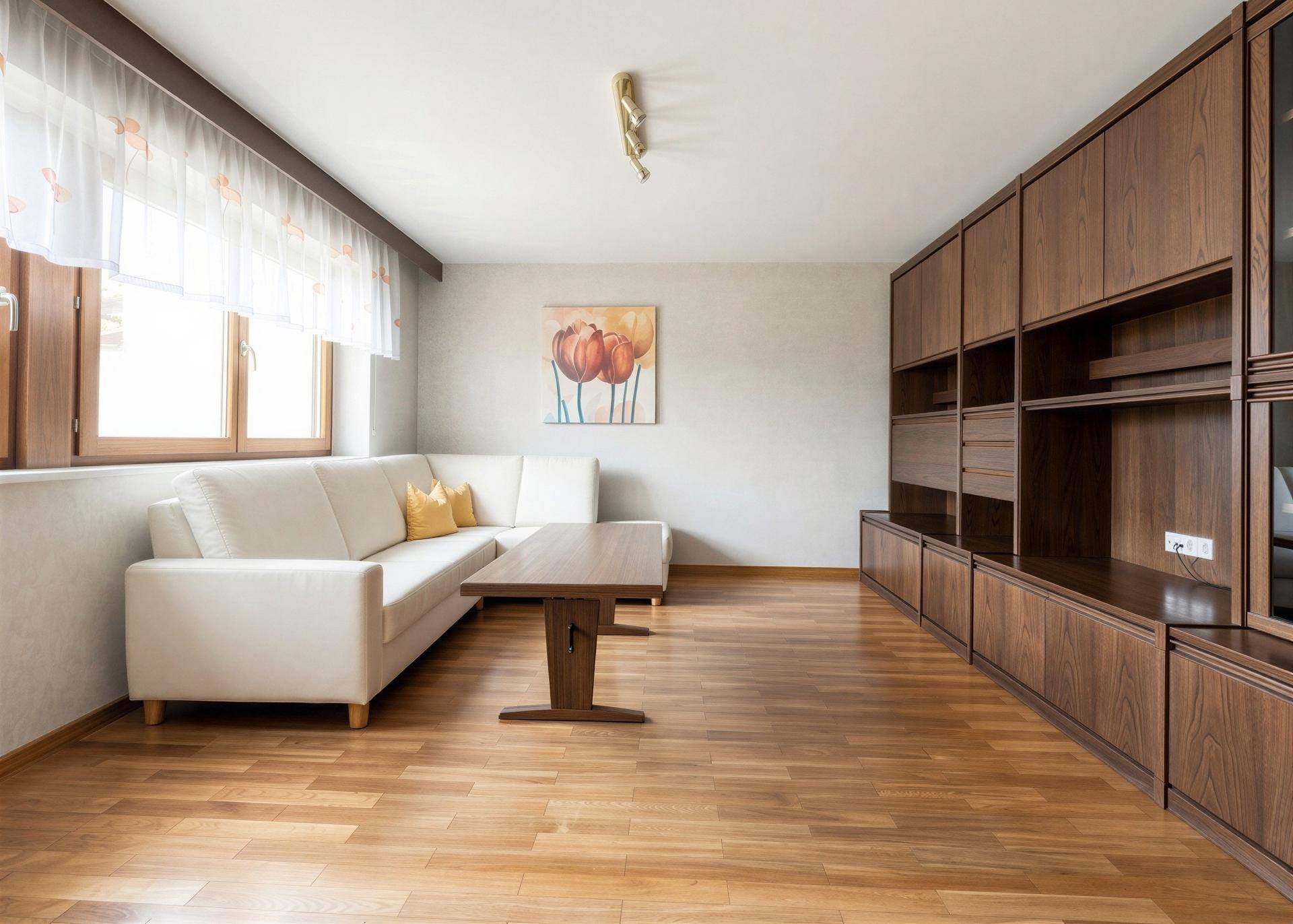 Gemütliches Wohnzimmer mit Ecksofa, Couchtisch und großer Schrankwand.