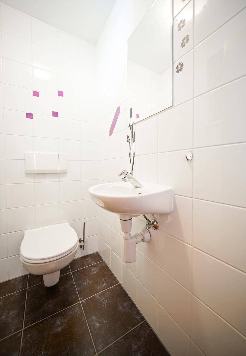 separates WC
