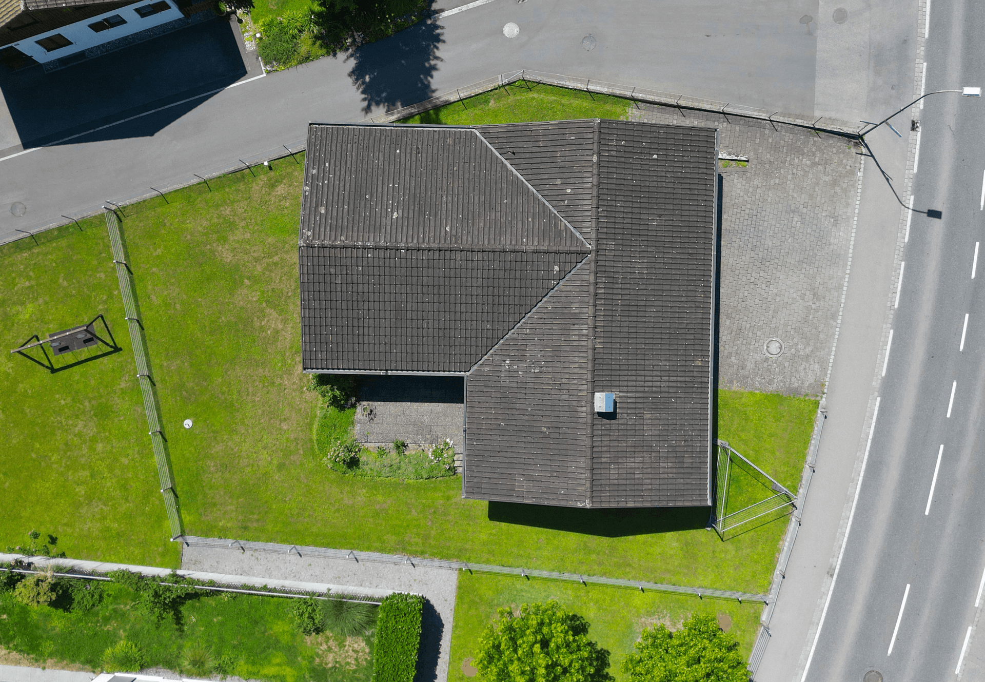 Senkrechte Luftaufnahme des Hauses mit Dachansicht und der Grundstücksaufteilung.
